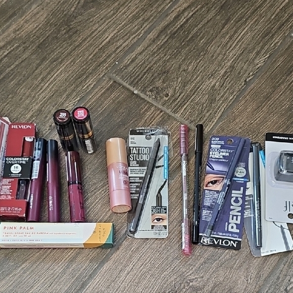 Makeup Bundle - Picture 1 of 13